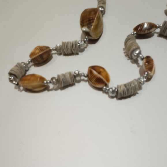 Sea shell with silver plated flower ball necklace - Picture 2 of 3